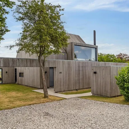 Architectural Simplicity With Vast Views *