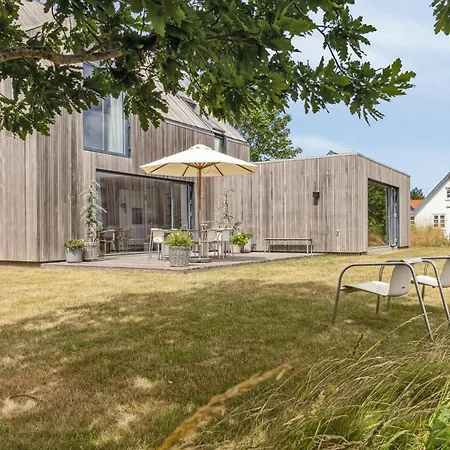 Architectural Simplicity With Vast Views