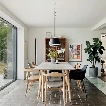 Architectural Simplicity With Vast Views *